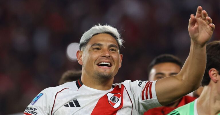 Athletico negocia contratação de atacante do River Plate