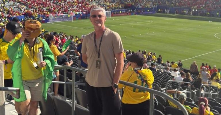 Odair Hellmann assiste estreia do Brasil na Copa e canta com a torcida do Athletico