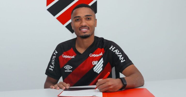 Athletico renova com atacante Leozinho; veja o tempo de contrato