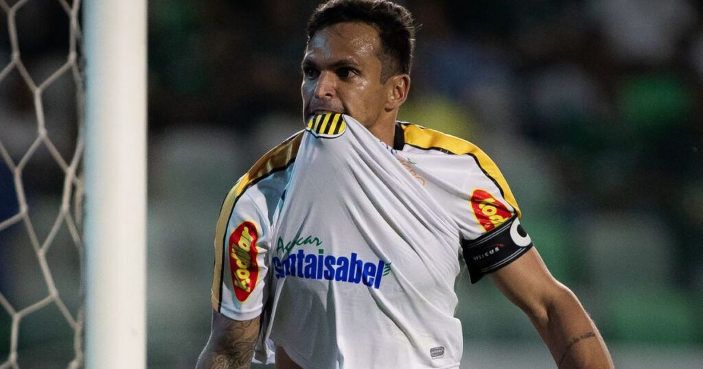 Voando! Ex-Coritiba se torna terceiro maior artilheiro do Brasil