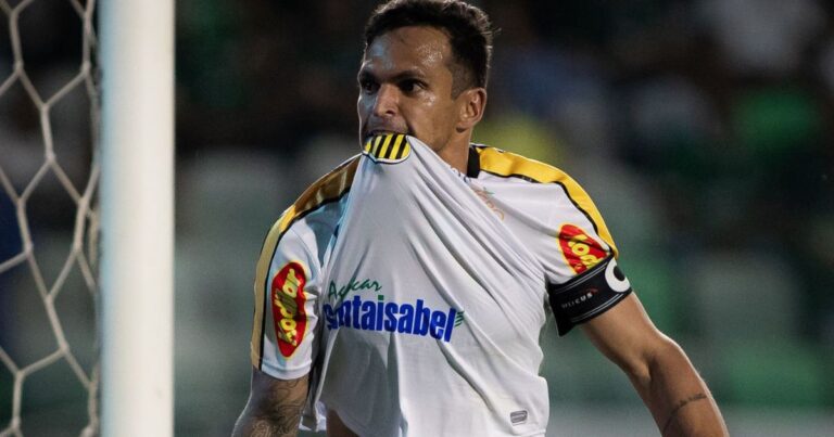 Voando! Ex-Coritiba se torna terceiro maior artilheiro do Brasil