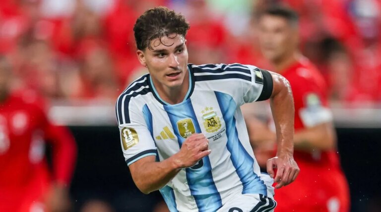 &lsquo;Debate nem deveria existir&rsquo;: Gola&ccedil;o de &Aacute;lvarez &lsquo;justifica&rsquo; guerra entre Barcelona e Atl&eacute;tico
