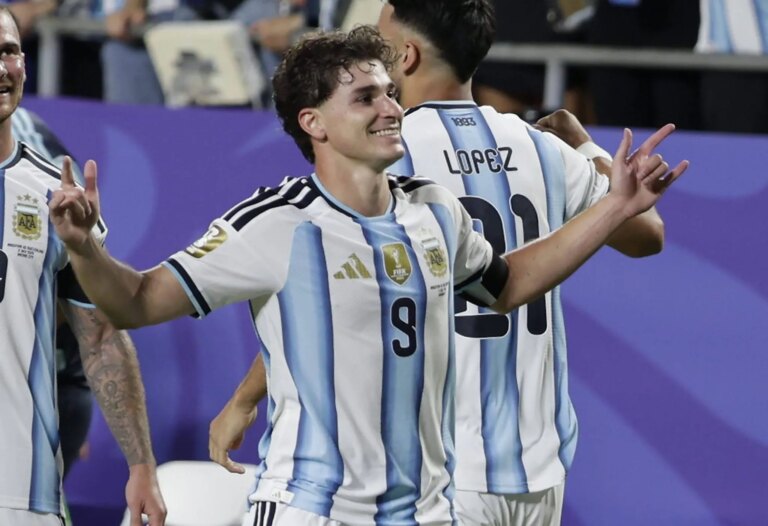 Argentina 3 x 1 Su&iacute;&ccedil;a: Messi e gola&ccedil;o de &Aacute;lvarez salvam time cansado e longe de sua filosofia