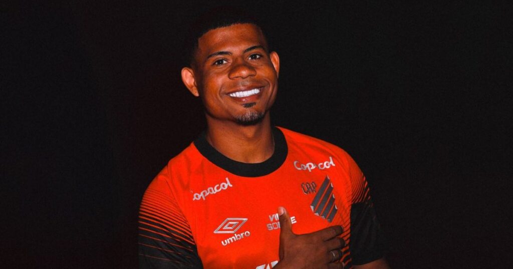 Pai de lateral do Athletico revela torcida para o Corinthians e cria polêmica