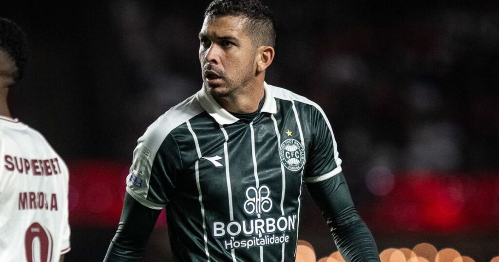 Lateral do Coritiba pede dicas a Ronier sobre como parar ex-piá do Couto