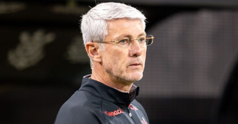 Odair é direto e deixa futuro de jogador do Athletico em aberto