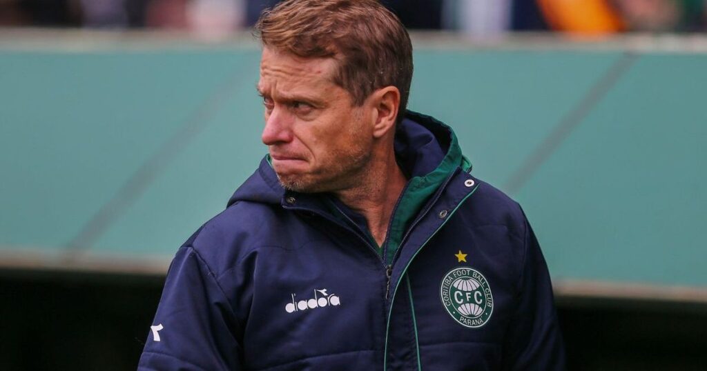 Técnico do Coritiba critica data do clássico contra o Athletico